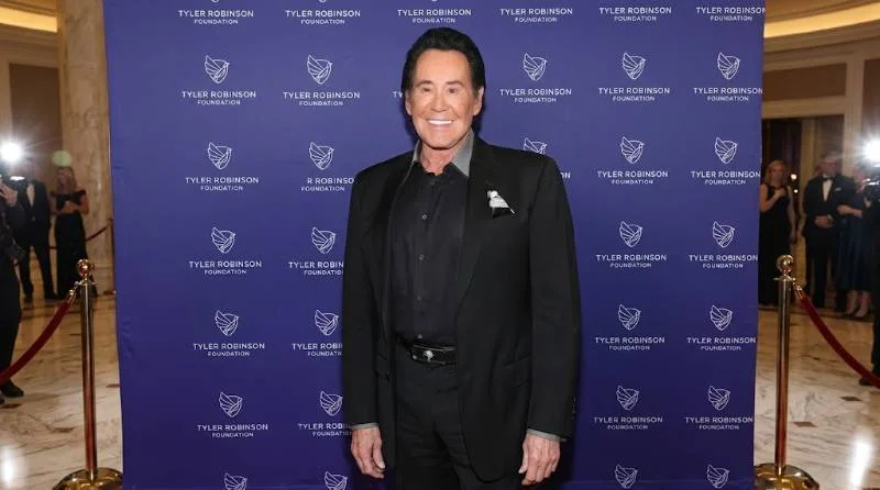 Wayne Newton as a young headliner in a 1960s Las Vegas lounge